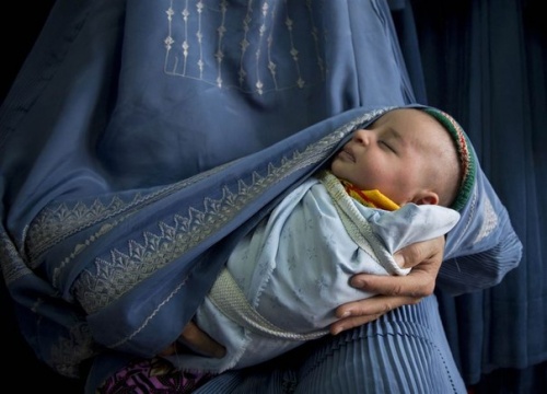 Фото новорожденного. Афганистан, 2013. Аня Нидригаус